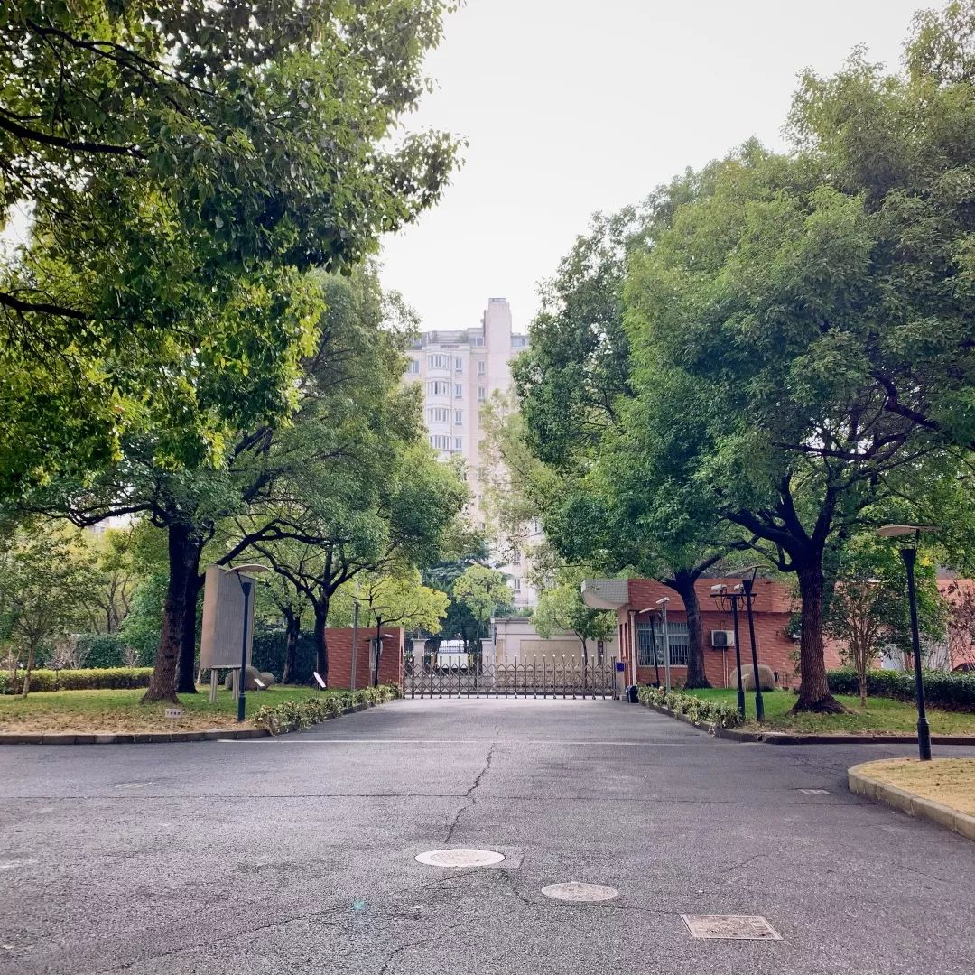 我想,作为宝山职校的学生,大家一定习惯了宝职校园那些有关于春,夏,秋