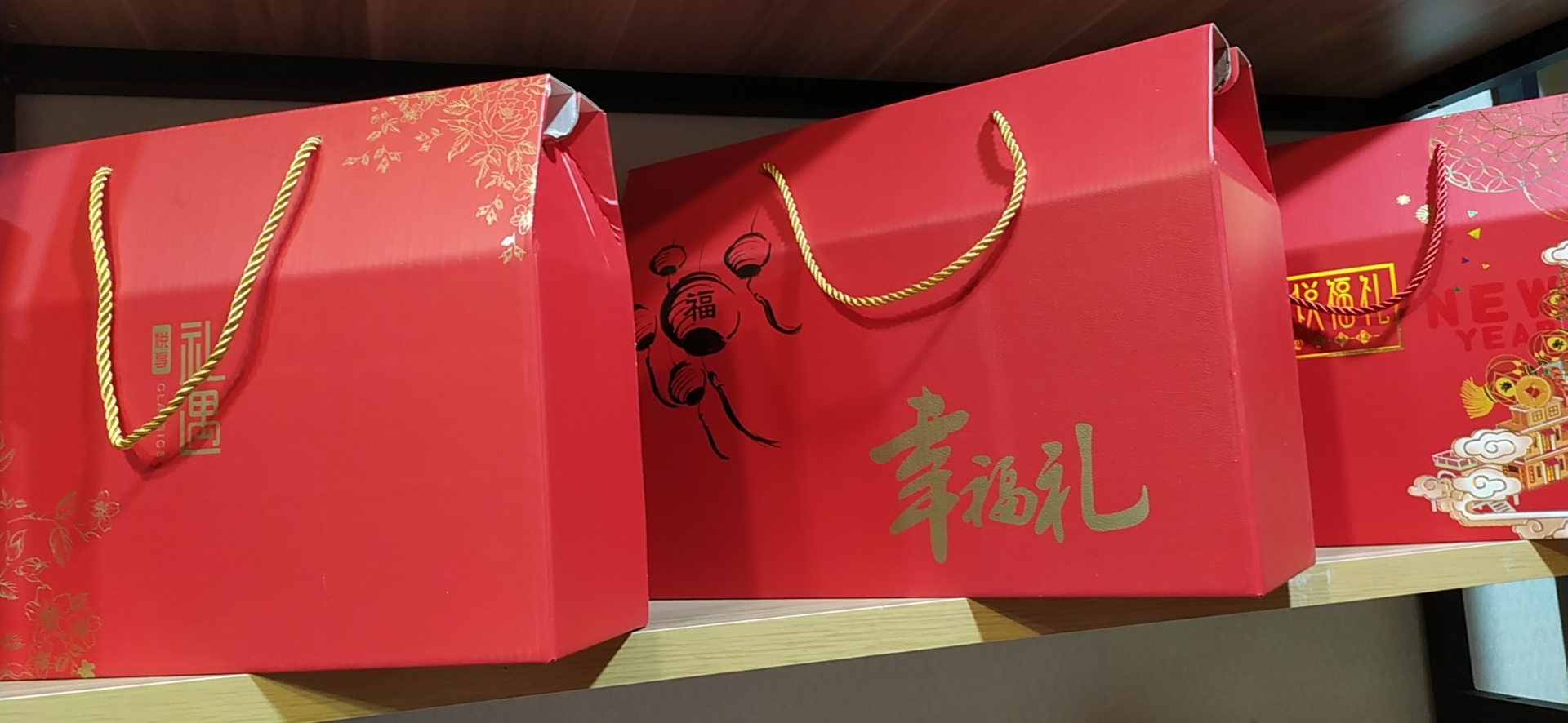 仁旺干果零食超市 新年各种干果礼盒促销中