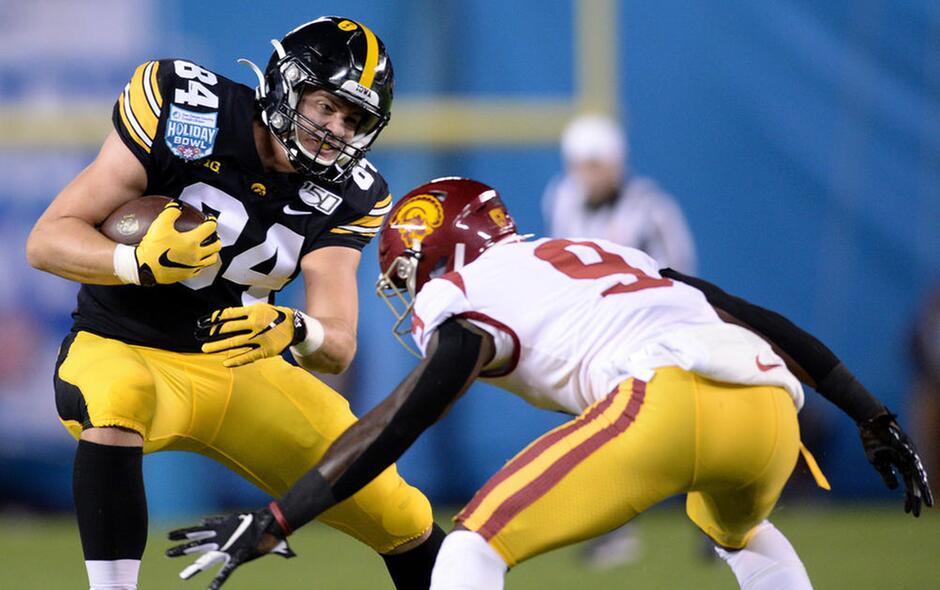 史密斯·马塞特(smith-marsette)帮助鹰眼队取得了28-17的半场领先.