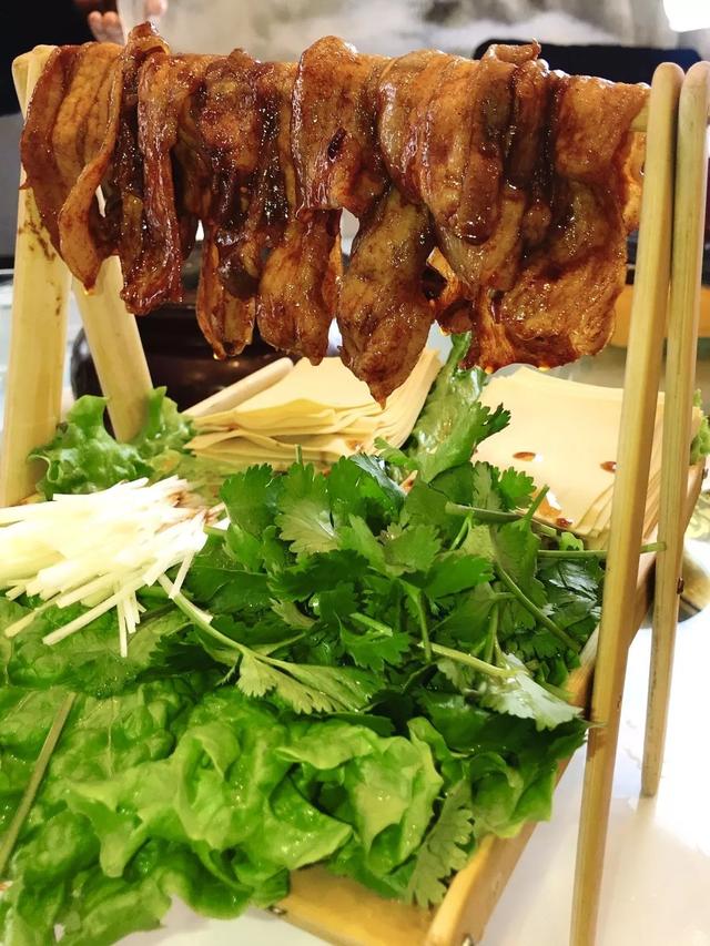 吊烧肉也是店内特色之一,吊烧肉可不是培根哦,是货真价实的五花肉,用