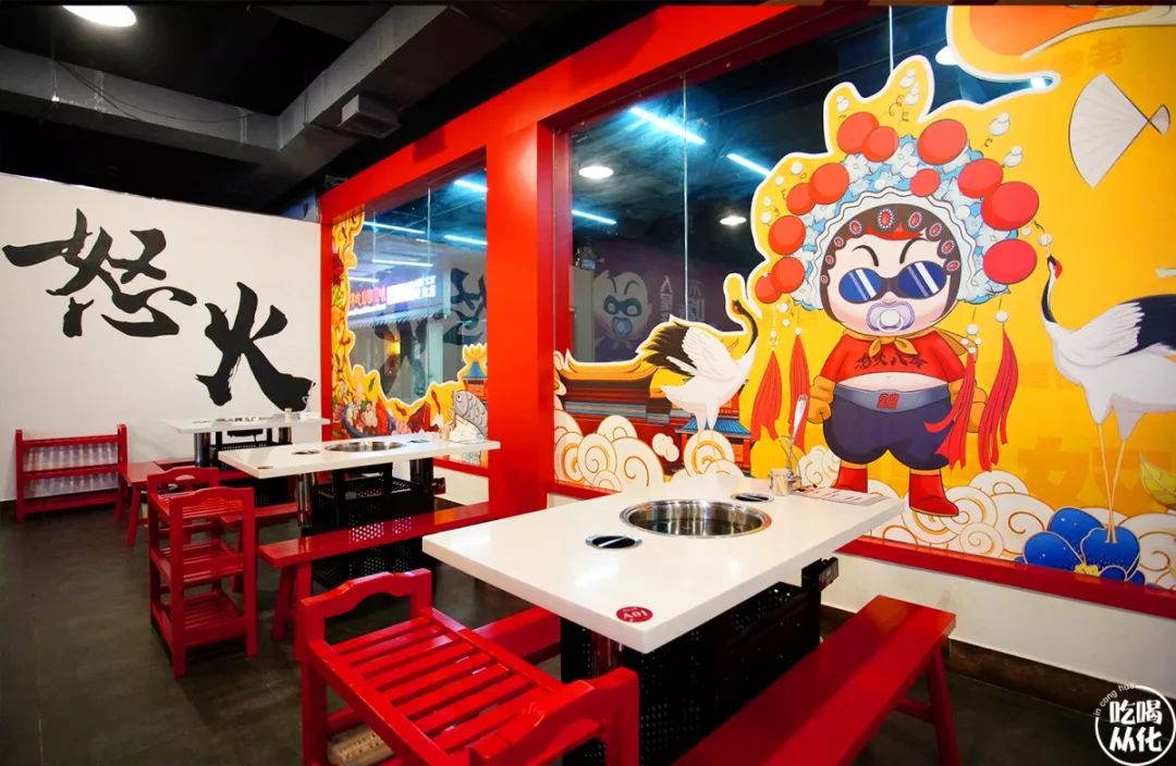 墙面以白色打底配上创意图案整体色彩鲜明,干净敞亮食客就餐第一感觉