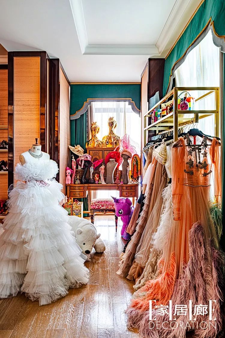 余晚晚视时尚为人类工艺及创意的结晶,作为一位天生热爱时尚的收藏家