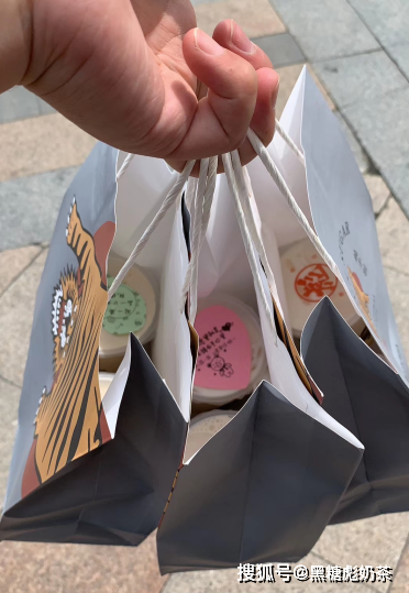 高中时加了一个群群名是奶茶外卖群