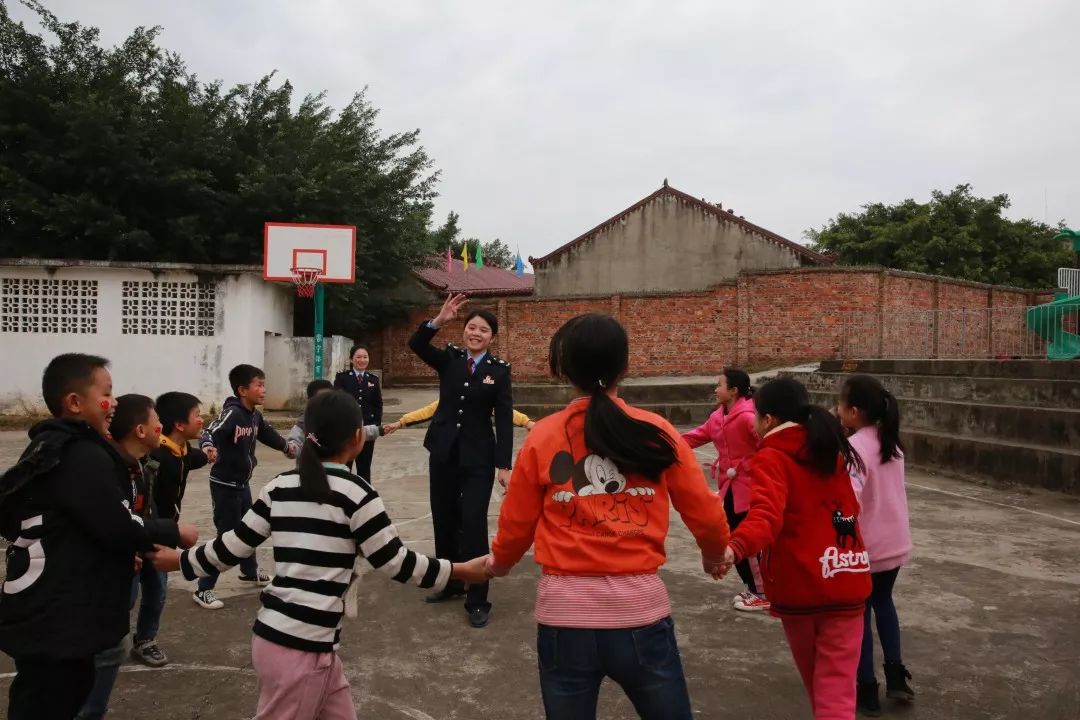 活動當天,志願者們還為大塘小學的孩子們送上了精心準備的禮物和文體