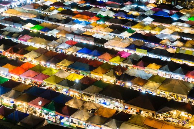 曼谷市中心地段,没有高楼大厦全都是帐篷,却是游客最多的地方_夜市