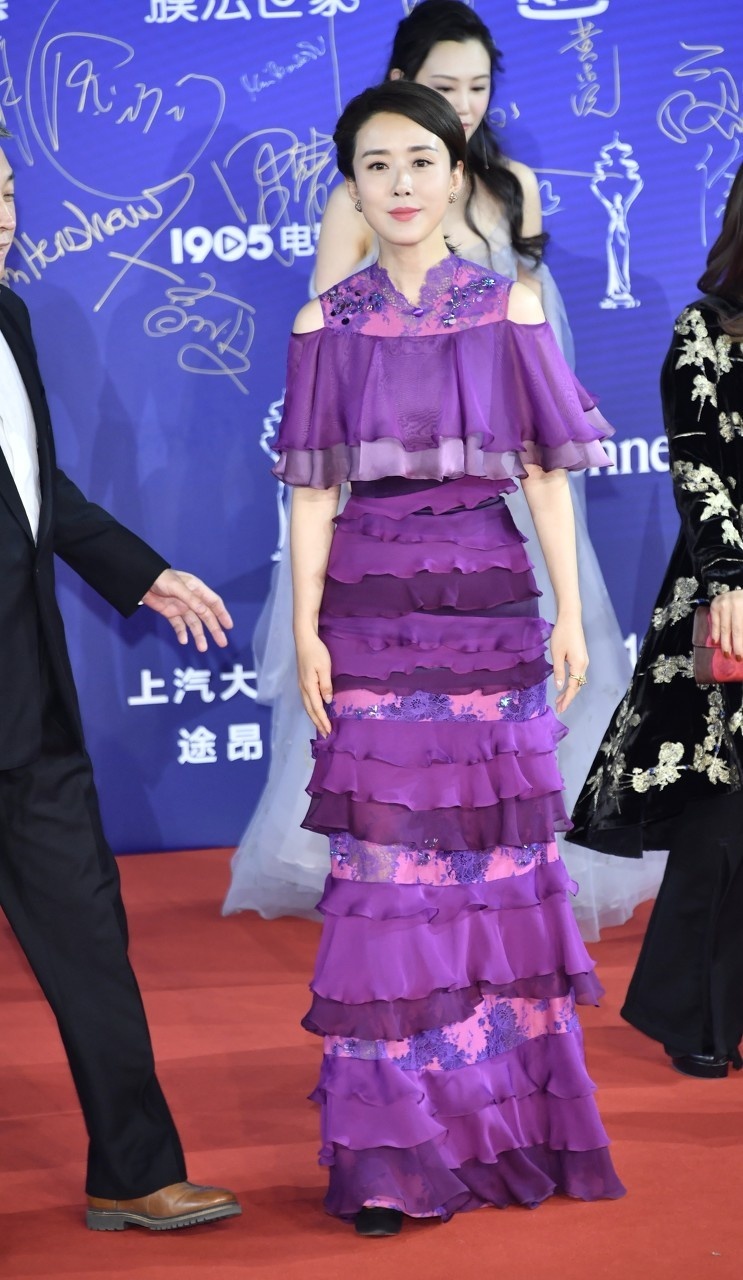 百变造型的颜丹晨大背头造型最抢眼