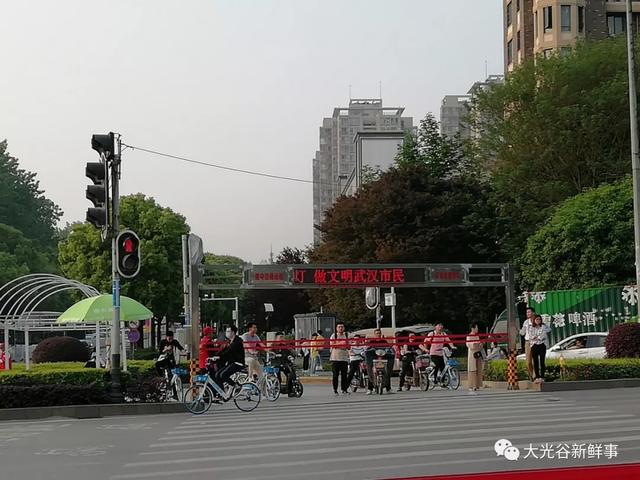 光谷民族大道与南湖大道路口有个过街神器最近拆了