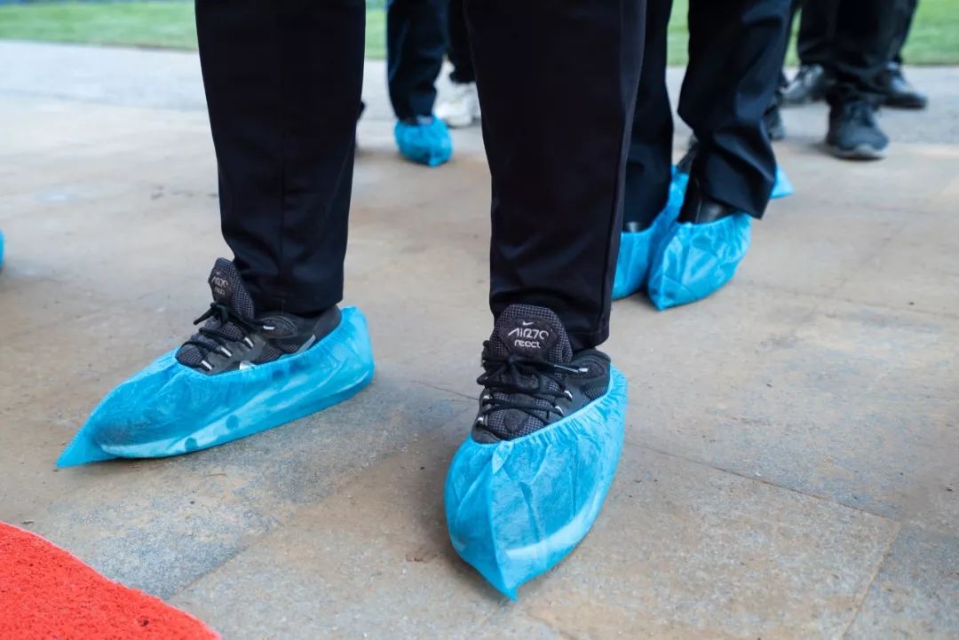 所以,不戴鞋套就进单元楼,罚款500元