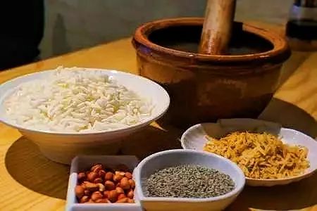 在汕尾,家家户户必会擂咸茶