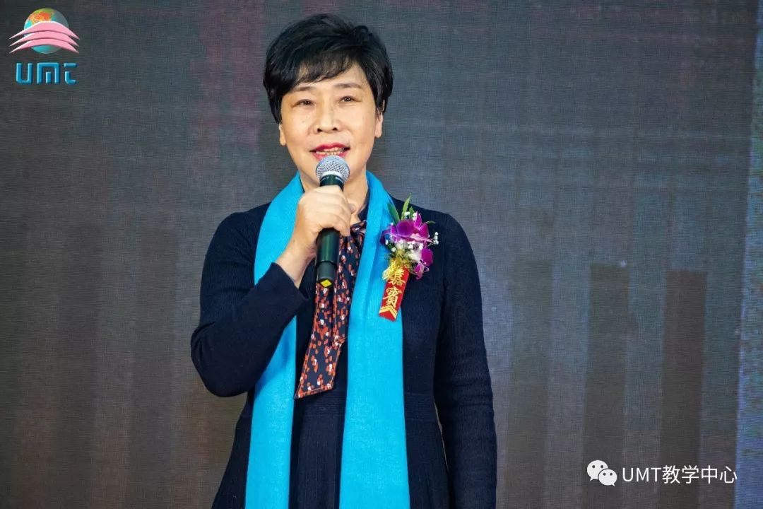umt博士班学员代表 姜瑾华同学▲umt博士班学员代表 王娅冰同学颁奖