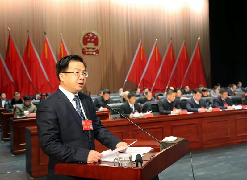 县委副书记,县长罗圣权代表县人民政府向大会作《政府工作报告》.