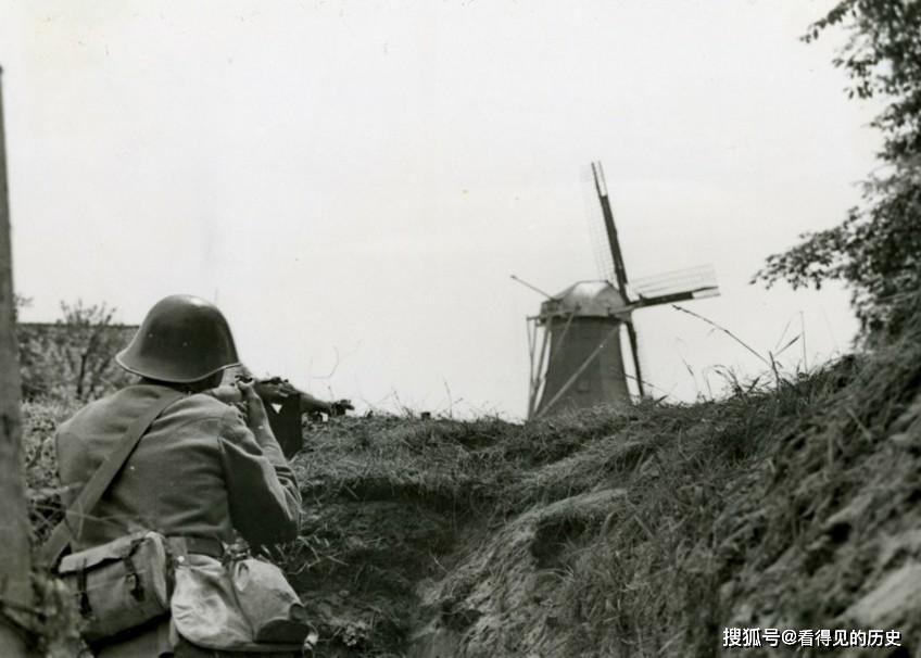老照片 二战初期积极备战的荷兰士兵  最终还是没能抵挡住德军