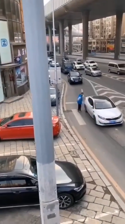 大连朋友圈疯传的"碰瓷"男被抓