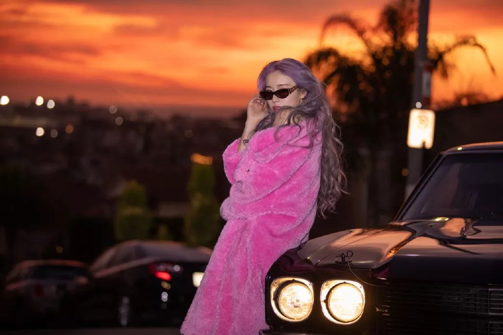 朴智妍solo回归变身欧美甜心,一头紫发又美又飒!