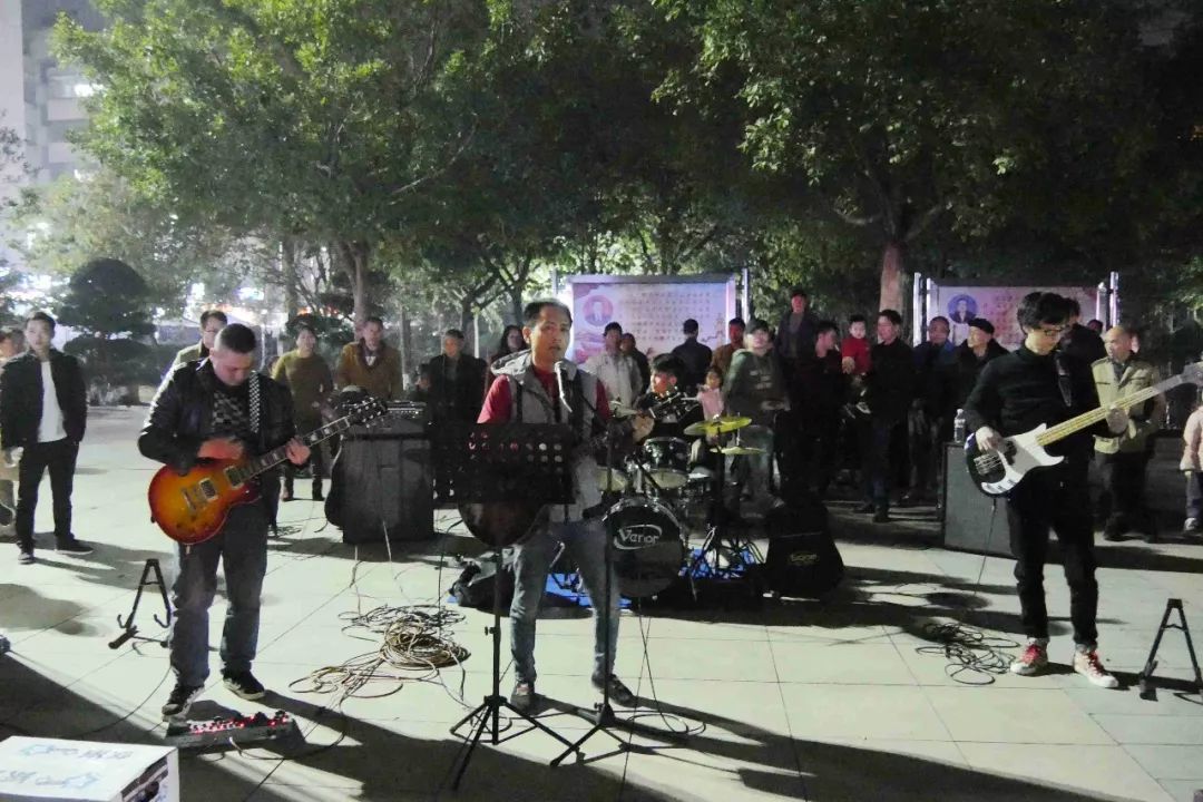 武宣从不缺人才前晚一支乐队在远教广场表演一大波路人围观