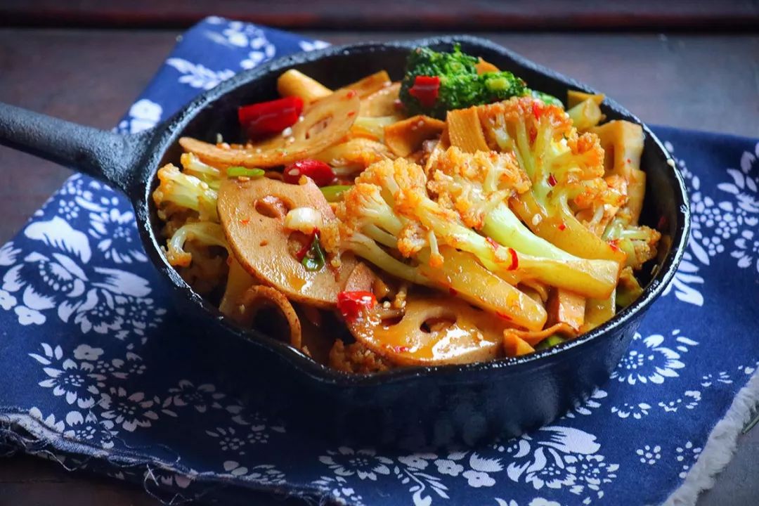 每天一道团圆菜 | 麻辣干锅:麻辣鲜香,辣出微微汗,真的好爽