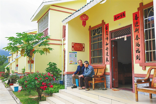 琼中黎族苗族自治县红毛镇合老村,村干部来到危房改造户王有标(右)的