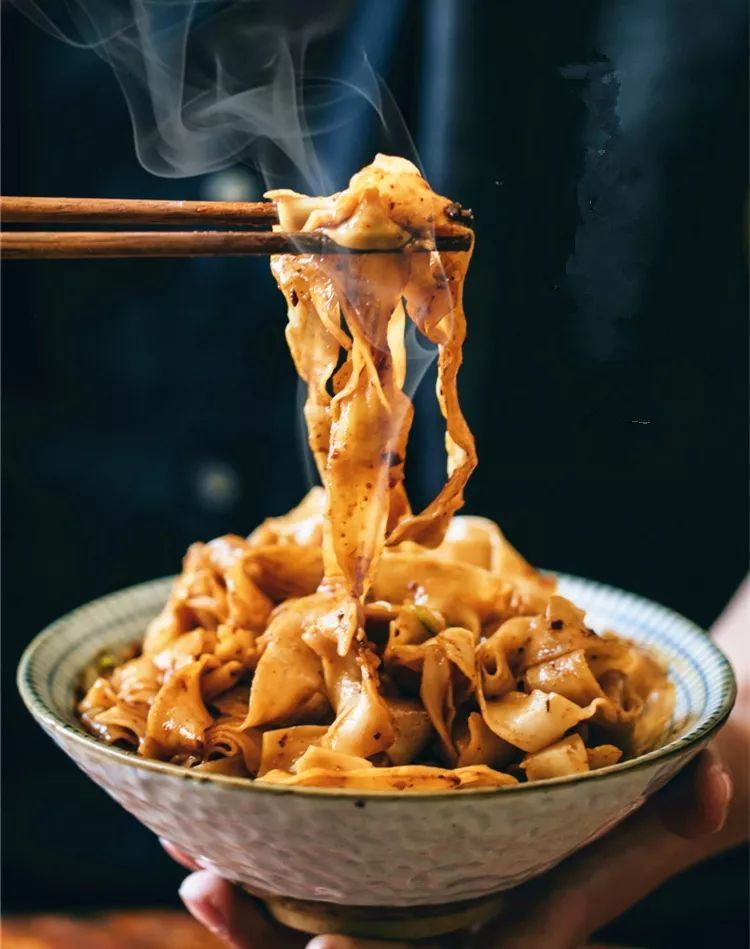 舌尖上的山西刀削面,5分钟搞定!不揉面不打卤,爽滑劲道,香到勾魂!_擀
