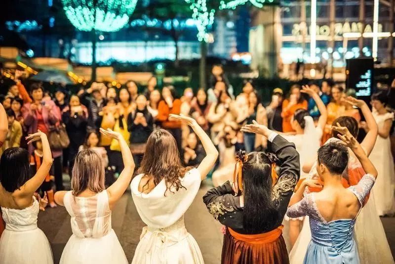 你可以邀请亲友前来,共创这场奇幻的沉浸式演出.