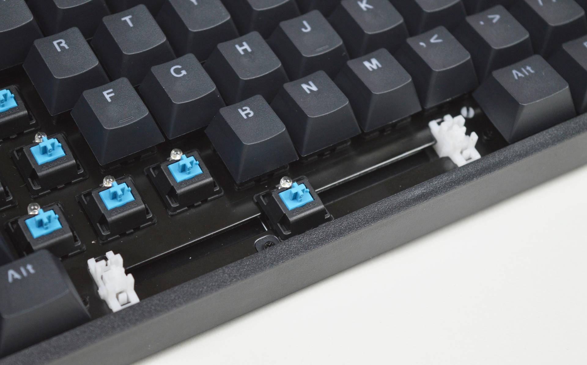 键帽方面雷柏v808采用了pbt双色注塑透光键帽,键帽表面的有细腻的磨砂