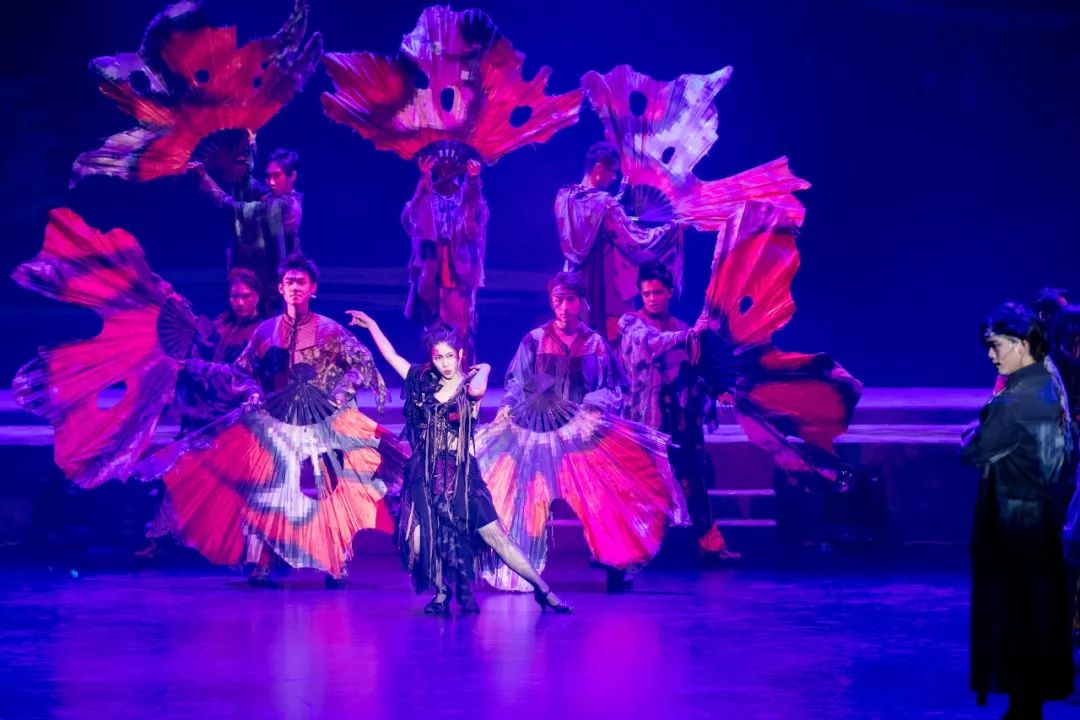 我相信于是我坚持毕业大戏青春版蝶首演震撼人心