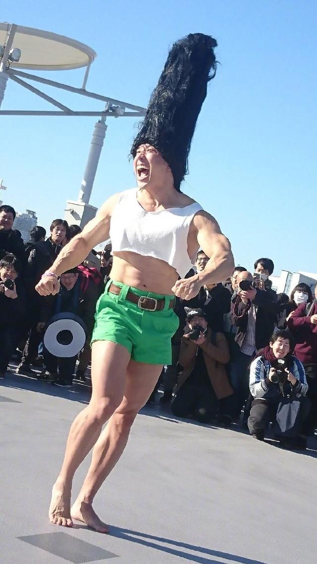 日本搞笑艺人なかやまきんに君 在c97上cos了《全职猎人》里黑化之后