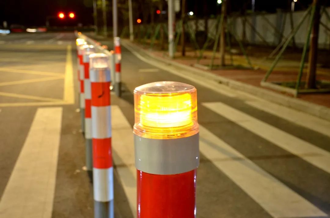 斑马线,87根智慧led警示桩,256个太阳能智能警示灯及智能柱帽警示灯