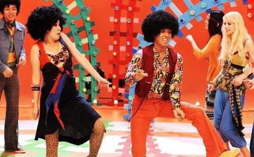 跳着时下最时髦的舞步他们梳着爆炸头,穿着喇叭裤(日本高中女生"真实"