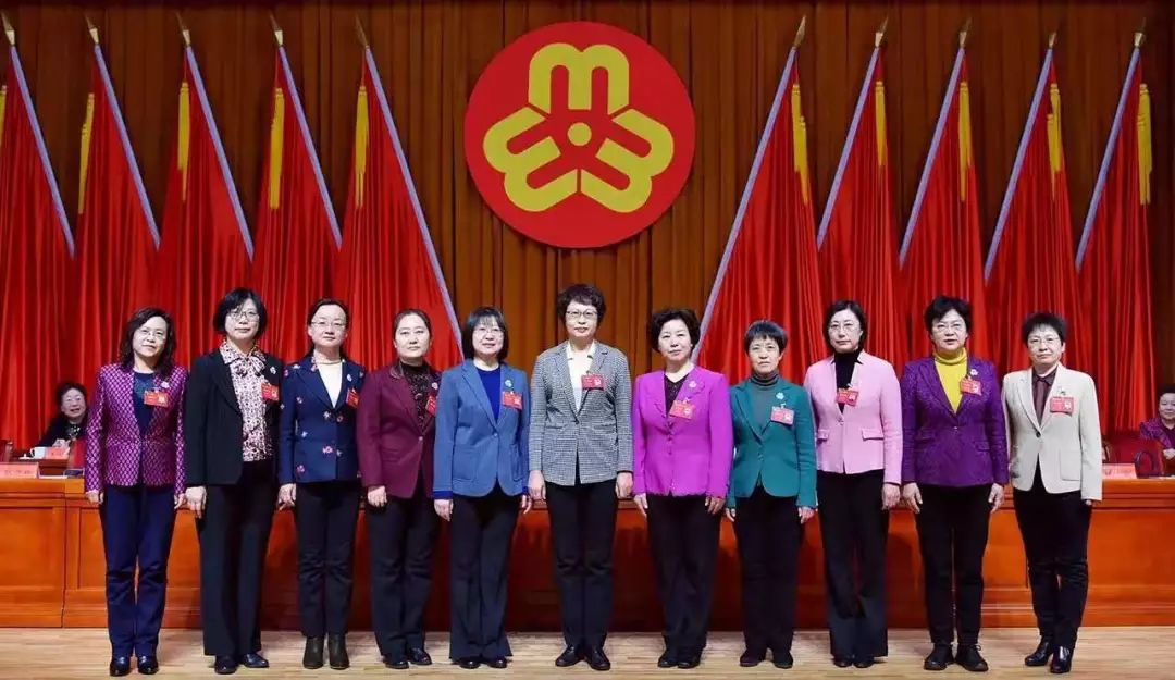 用智慧和汗水书写"奋斗志",唱响"巾帼颂",勇建"巾帼功",争做伟大思想