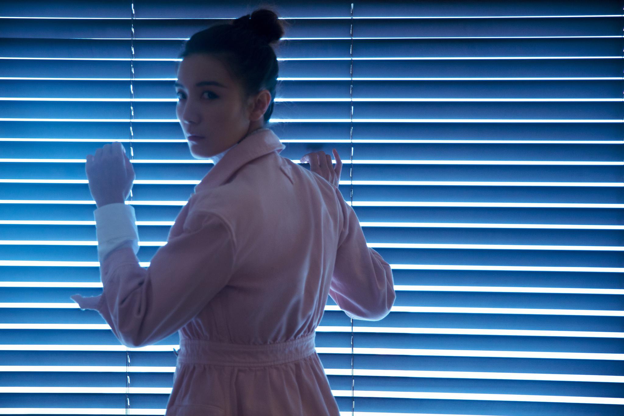 宋佳时尚写真曝光 光影下定格多变灵动