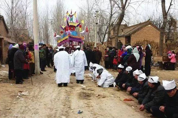 到报丧后,要及时到死者家中吊唁,至亲好友去时多给死者扎纸物(即社火)