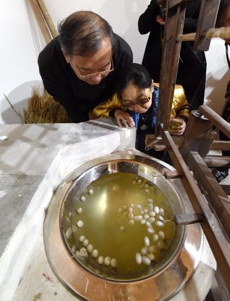 缫丝,织造,染整!看湖州丝绸小镇是如何制作丝绸的~_工艺