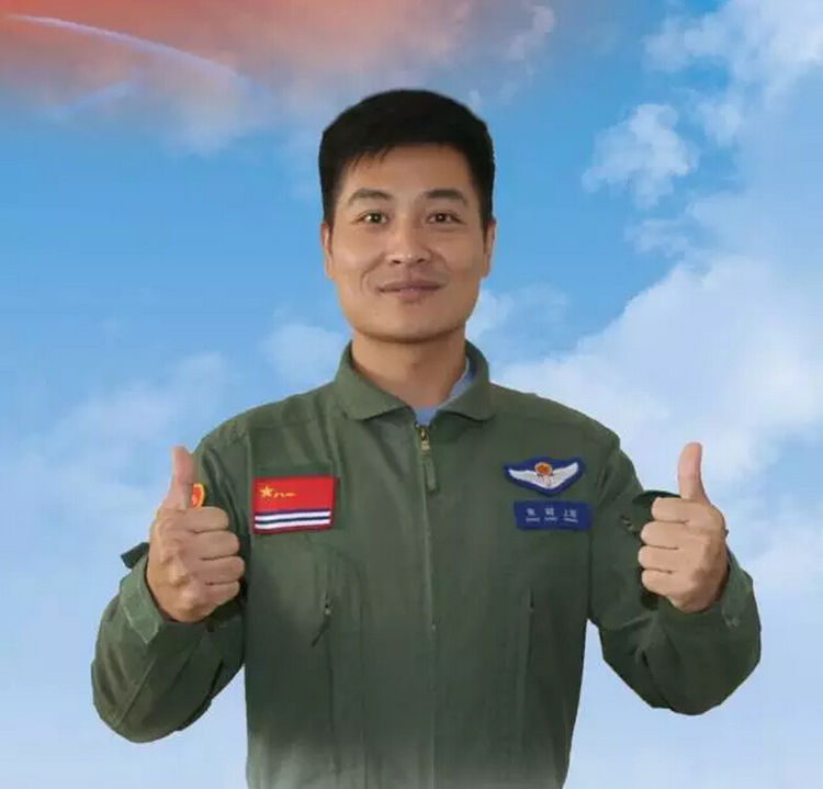 原创飞行员张超牺牲时女儿刚会叫爸爸如今过得怎样国家举动太暖心