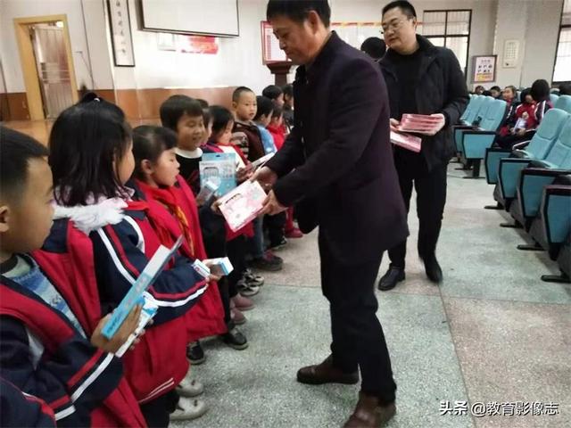 资阳五福路小学：亲情电话连线关爱留守儿童(图6)