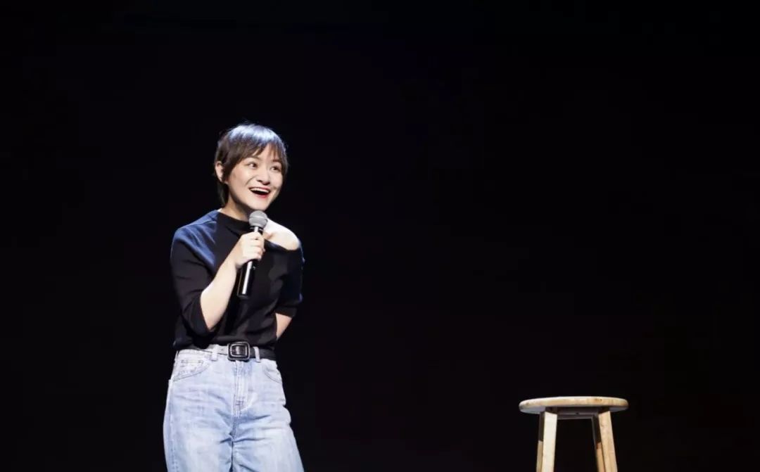 前阵子频繁登上热搜的《吐槽大会》"幽默女神"——王思文,就是一个