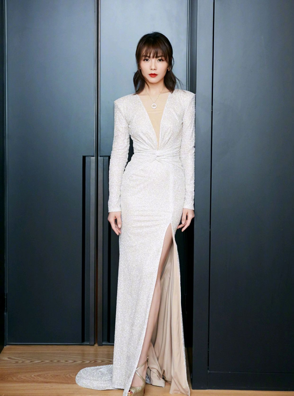 41岁的刘涛皮肤白皙透亮,身穿深v银白色礼服,高贵又典雅