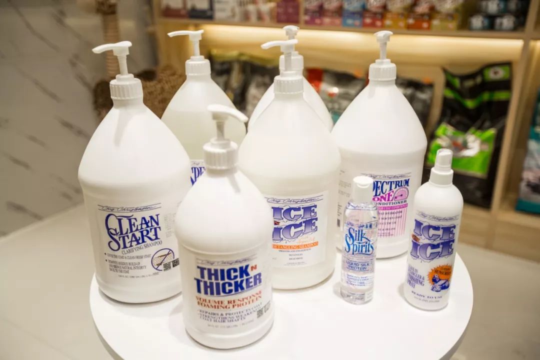 店里用的洗护用品是来自专门为宠物肌肤清洁的品牌 宠确幸和 克里丝汀