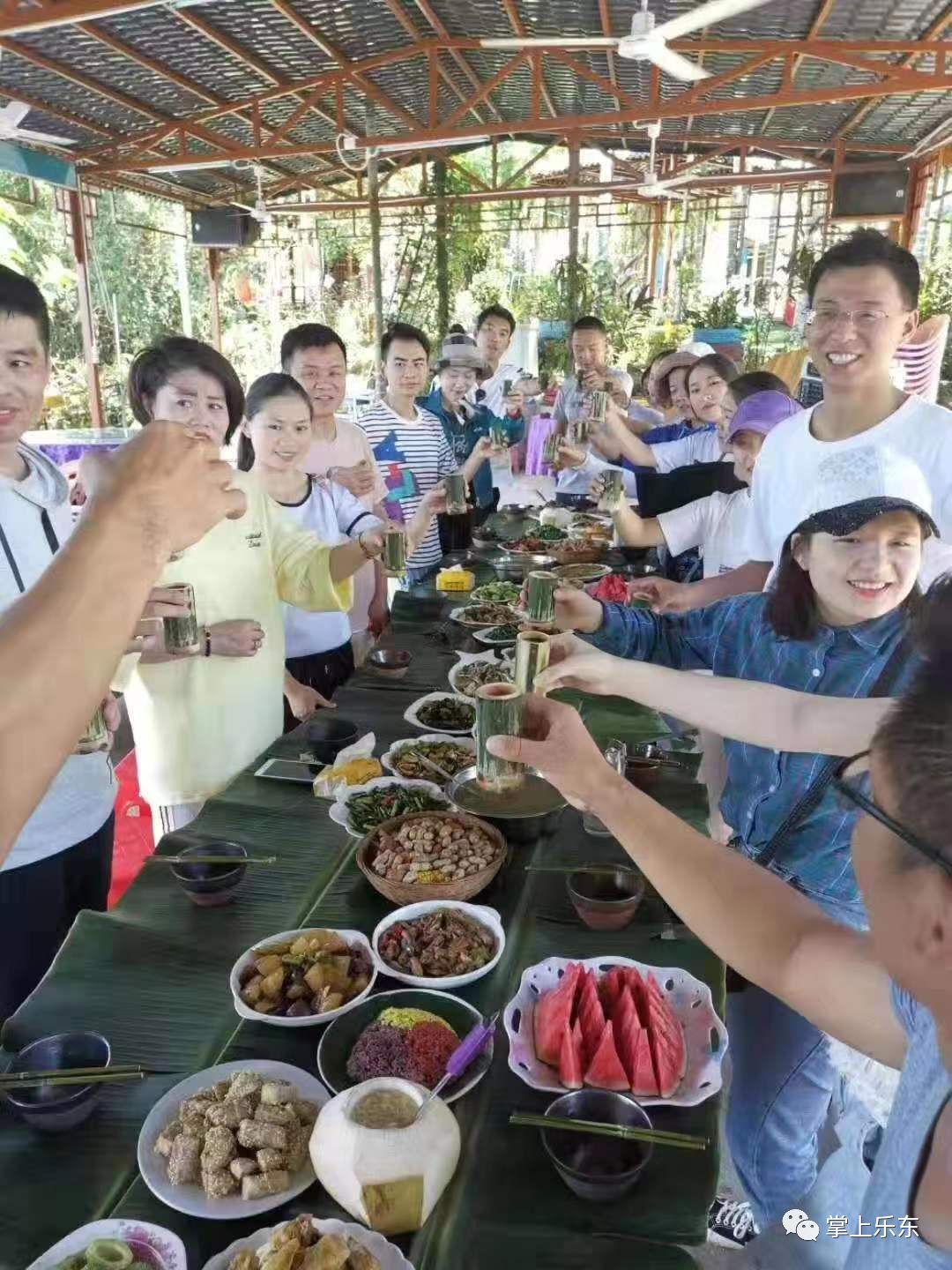 公司团建吃饭照片图片