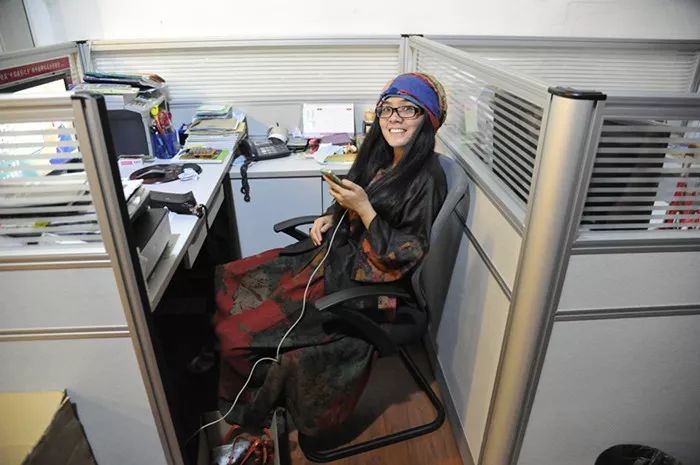 著名作家塞壬与原《冶钢报》部分老同事座谈罗日新长篇小说