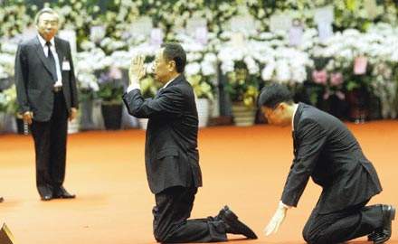 原创台湾真正商界大佬,为大陆捐4200所小学,郭台铭为他三次下跪