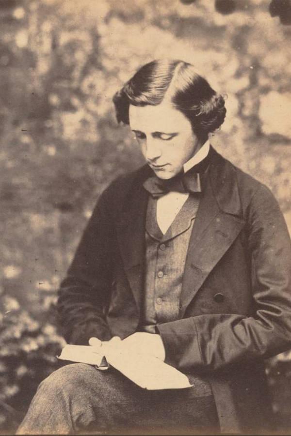 刘易斯·卡罗尔,原名查尔斯·路德维希·道奇森,数学教授,逻辑学家,国