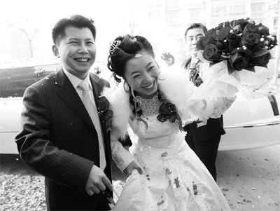 原创郭德纲叛徒何云伟的娇妻近照三任老婆他好福气