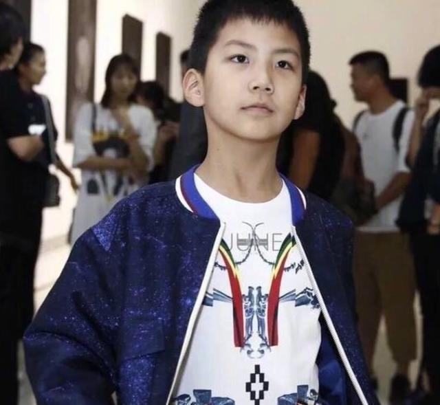 胡军儿子"逆袭式长大",霸道总裁范满满,这颜值能直接出道了