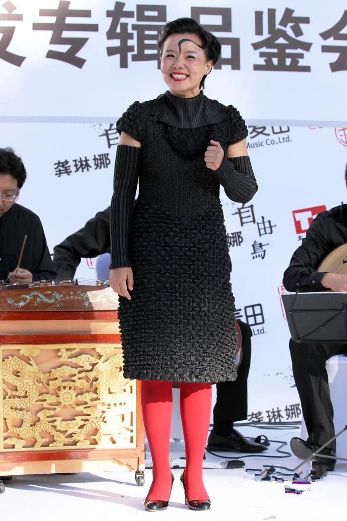 龚琳娜就是潇洒,一身接地气的衣服,穿出了自信的气息!
