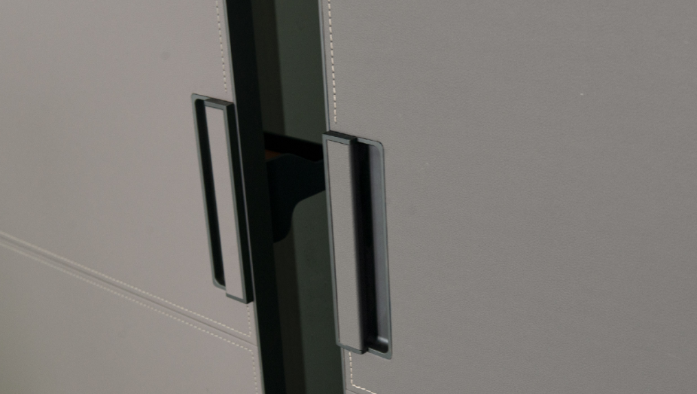 新品当现代风撞上皮革材质实在是太酷了