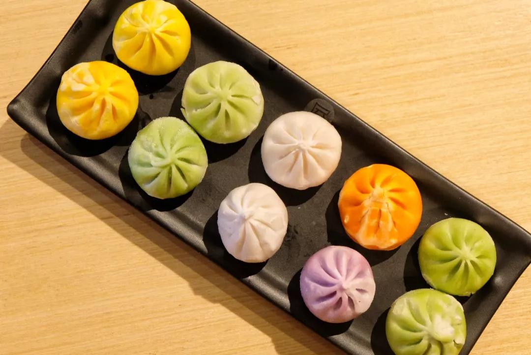 五颜六色的水晶包尊滴好可爱!里面的馅料很足,一口一个,超满足的说