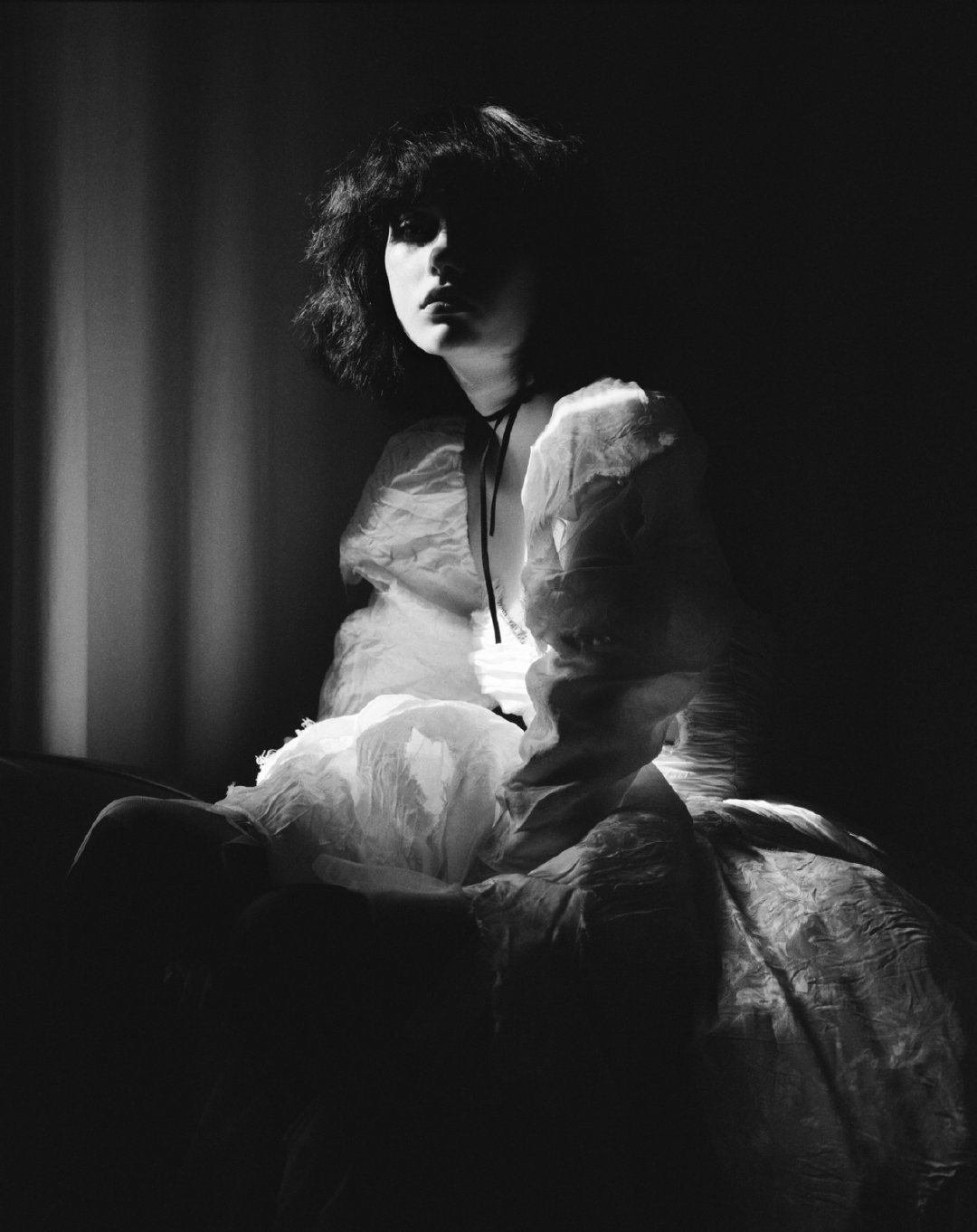 模特sofia steinberg演绎黑色短发的厌世少女颜