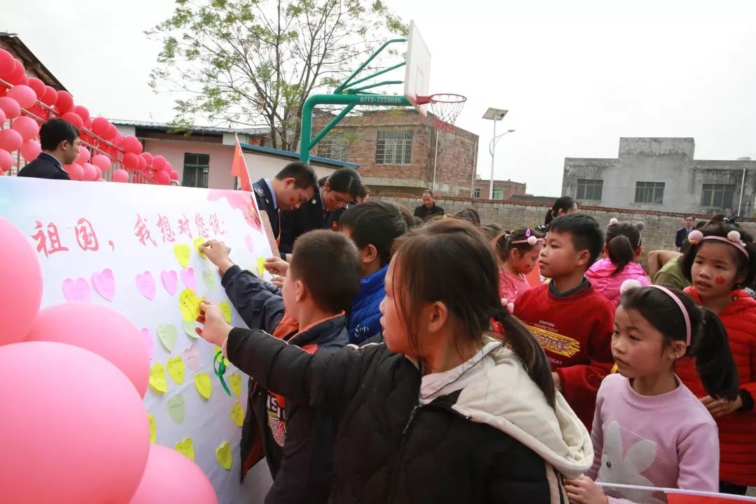 活動當天,志願者們還為大塘小學的孩子們送上了精心準備的禮物和文體