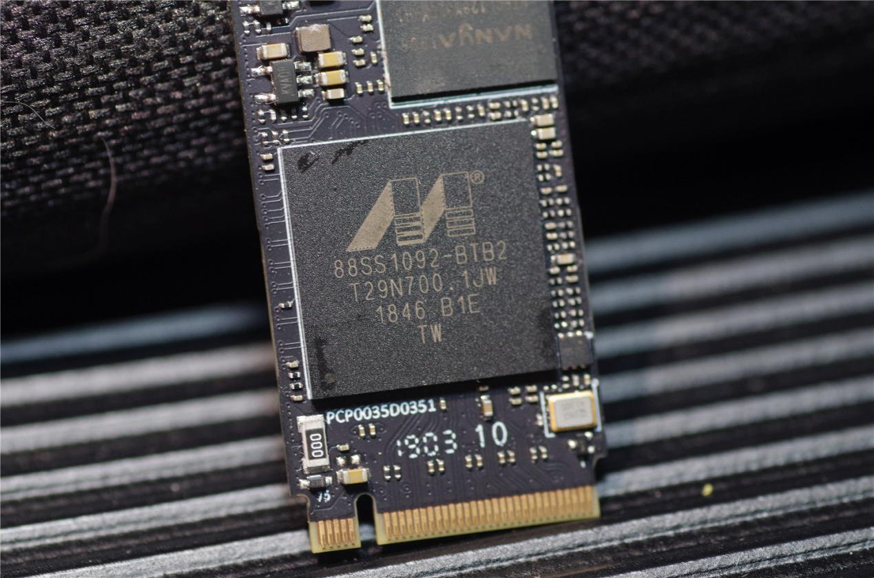 flash闪存采用了2颗江波龙丝印的0mgd8hca颗粒.