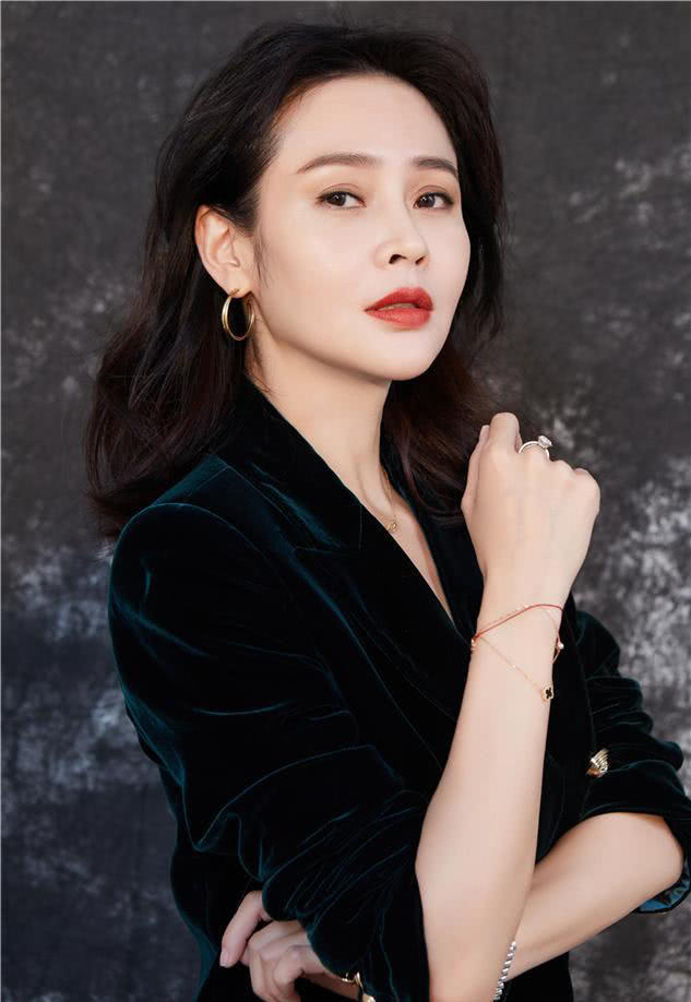 作为娱乐圈有名的低调艺人,于明加身上有一种淡雅感,没有同行那种浮躁